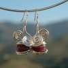 Boucles d'oreille "cerises" en métal+verre colorés