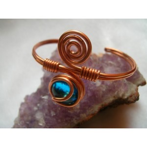 "Spirale" copper bracelet with colored glass bead