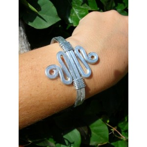 Pound bracelet with 2 curves