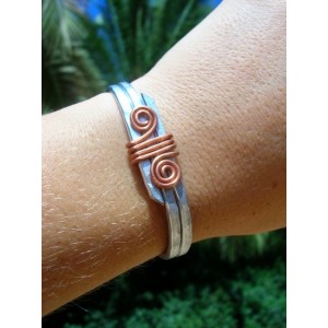 Bracelet martelé avec spirales en cuivre