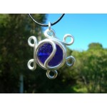 Pendentif "rosas" bleu foncé translucide