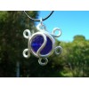 Pendentif "rosas" bleu foncé translucide