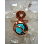 Bague "spirale" en cuivre avec cabochon de verre coloré