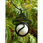 Pendentif "zig-zag" de la collection black is black et verre blanc