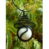 Pendentif "zig-zag" de la collection black is black et verre blanc