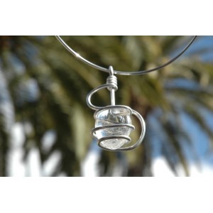 "Esse" pendant with big natural stone