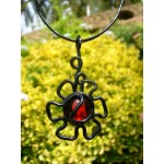 Pendentif "flor" black is black avec rouge tanslucide