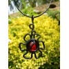 Pendentif "flor" black is black avec rouge tanslucide