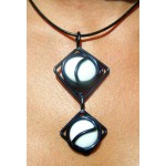 Pendentif "double-losanges" black is black verre blanc