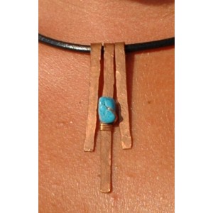 Pendentif martelé avec pépites de pierre naturelle