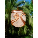 Grand pendentif "arabesque" en cuivre avec galet de quartz rose