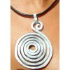 Pendentif martelé "spirale" alu