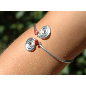 Double spirales armband with natural stones