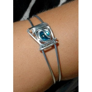 Square armband with glass bead