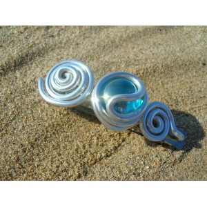 Hair clip with 2 spirales and glass bead