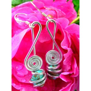 Boucles d'oreilles "clef de sol" avec petites pierres naturelles