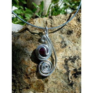 "Lys" pendant with small glass cabochon