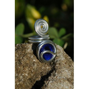 Grosse bague "spirale" avec verre coloré