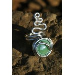 Grosse bague "serpentin" avec cabochon de verre coloré