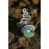 Grosse bague "serpentin" avec cabochon de verre coloré