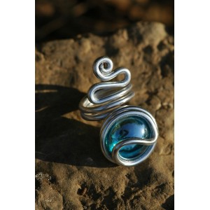 Grosse bague "zig zag" avec cabochon de verre coloré