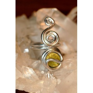 "Quetchua" ring with natural stone