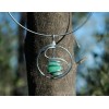 Pendentif "amulette" avec cabochon vert clair nacré