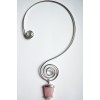 Le collier-écharpe à spirale et galet de quartz rose