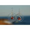 Boucles d'oreilles "Planeta" avec 2 tours en métal argenté et cabochons rouges