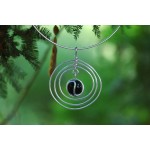 Le pendentif Planeta avec cabochon noir et 3 tours