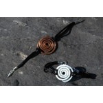 Bracelet “spirale martelée” sur cordon noir satiné