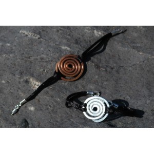 Bracelet “spirale martelée” sur cordon noir satiné