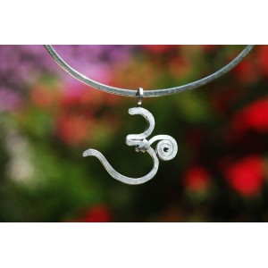 Pendentif martelé "Om"