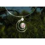 Pendentif "Oeil du cyclone" avec cabochon mauve nacré