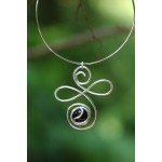 Pendentif "Volute" avec verre coloré