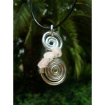 Pendentif "double-spirales" avec pépites de quartz rose