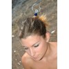 Pic à cheveux "Créole" porté avec perle bleue foncée
