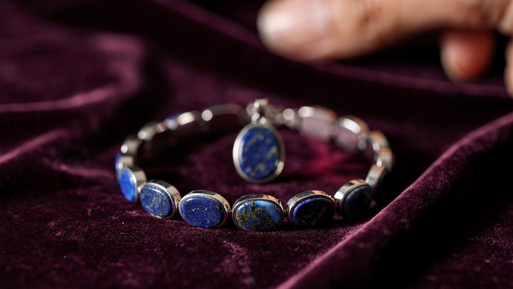 Bracelet et pendentif en lapis lazuli sur velours