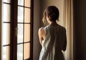 Brassard doré porté sur le haut du bras d'une femme en robe sans manches