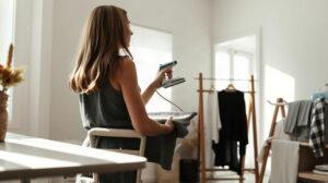 Femme repassant des vêtements avec un vaporisateur d'eau